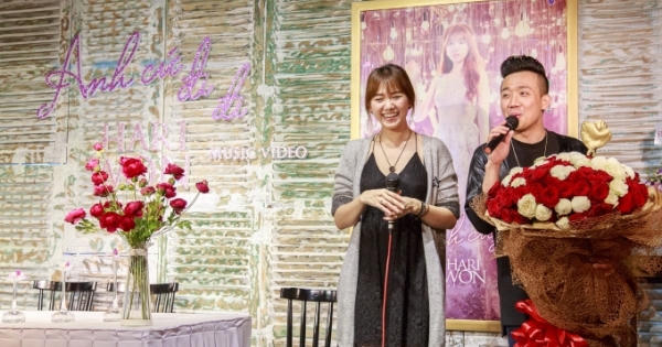 Trấn Thành bí mật học hát, xuất hiện bất ngờ song ca cùng Hari Won trong họp báo "Anh cứ đi đi" Trấn Thành bí mật học hát, xuất hiện bất ngờ song ca cùng Hari Won trong họp báo "Anh cứ đi đi"