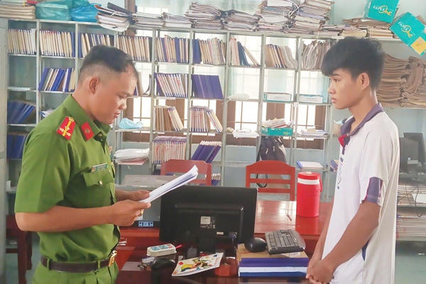 Khởi tố, bắt tạm giam đối tượng cướp giật lắc vàng ở An Giang Khởi tố, bắt tạm giam đối tượng cướp giật lắc vàng ở An Giang
