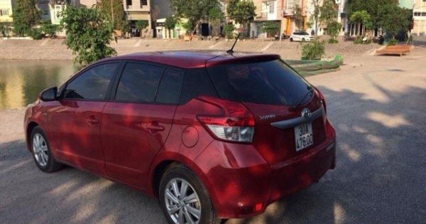 Bán Xe Yaris màu đỏ 1.3 bản E  đời 2015
