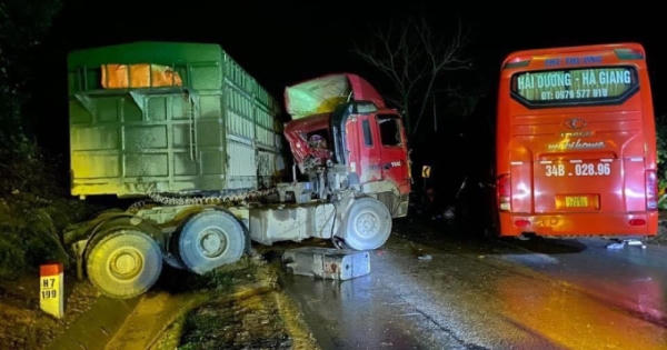 Tuyên Quang: Xe đầu kéo va chạm với xe khách, 2 người thương vong