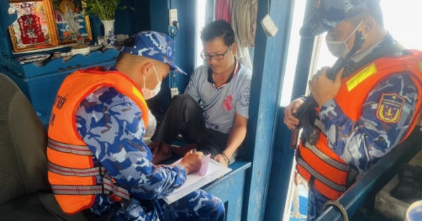 Bắt giữ tàu chở hơn 60 ngàn lít dầu DO không rõ nguồn gốc Bắt giữ tàu chở hơn 60 ngàn lít dầu DO không rõ nguồn gốc