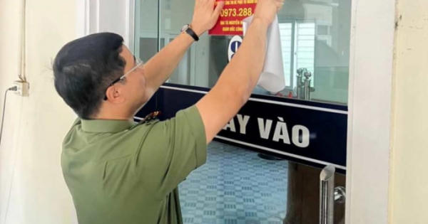 Giám đốc Công an tỉnh Hà Tĩnh gắn bảng công khai đường dây nóng