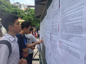 Học sinh Hà Nội thi chuyên Anh bất ngờ nhận thông báo thay đổi địa điểm thi lúc 12h đêm