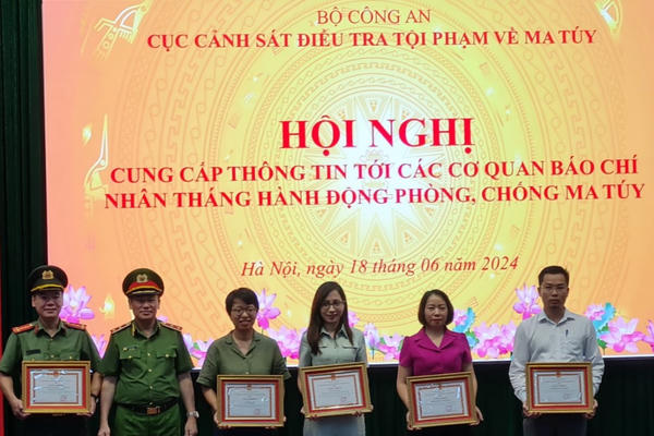 Chuyên trang điện tử Pháp luật Plus nhận Giấy khen của Cục Cảnh sát điều tra tội phạm về ma túy