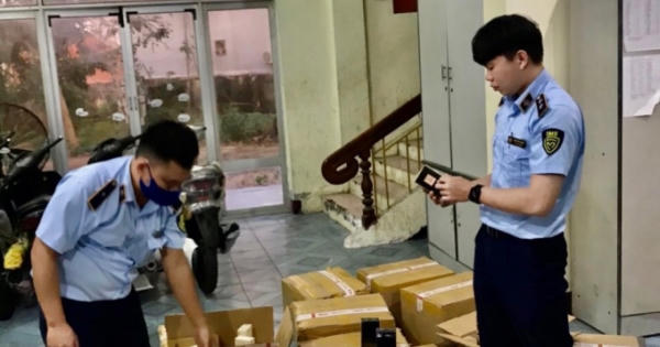 Tạm giữ 1.500 chai nước hoa không rõ nguồn gốc đang trên đường đi tiêu thụ