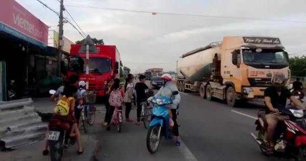 Hà Nam: Nguy cơ tai nạn rủi ro luôn rình rập, vì chưa lắp đèn tín hiệu giao thông Hà Nam: Nguy cơ tai nạn rủi ro luôn rình rập, vì chưa lắp đèn tín hiệu giao thông