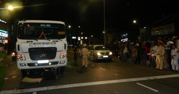 Đà Nẵng: Qua cầu vượt, cụ bà chết thảm dưới gầm xe bồn