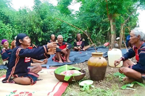 Mùa Xuân về thăm Plei Ơi nghe “Huyền thoại Vua Lửa - kiếm thần”