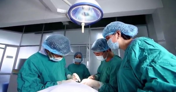 Mảnh xương dài 3cm đâm thủng ruột người đàn ông