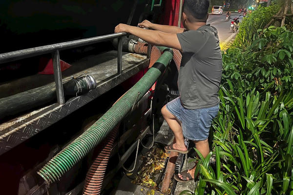 Bắt giữ nhóm đối tượng xả trộm 50 m3 chất thải bể phốt xuống sông Tô Lịch