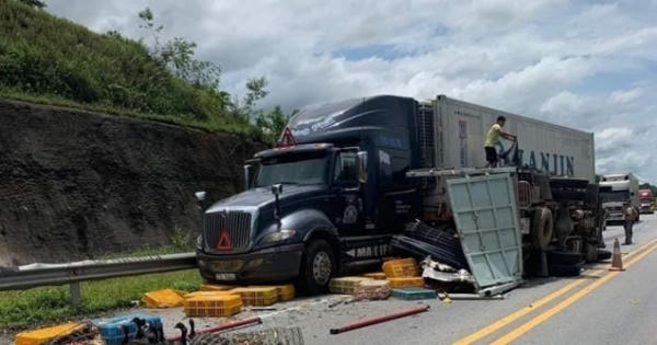 Xe khách đâm xe tải chở gia cầm trên cao tốc Nội Bài - Lào Cai