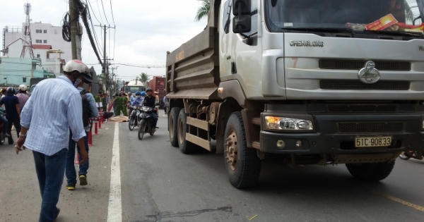 Xe ben cán nam thanh niên chết thảm