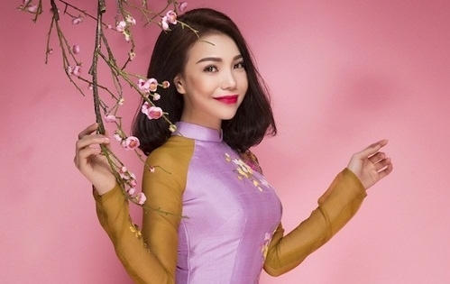 Trà Ngọc Hằng đẹp rực rỡ trong áo dài và bài hát mừng xuân mới Trà Ngọc Hằng đẹp rực rỡ trong áo dài và bài hát mừng xuân mới