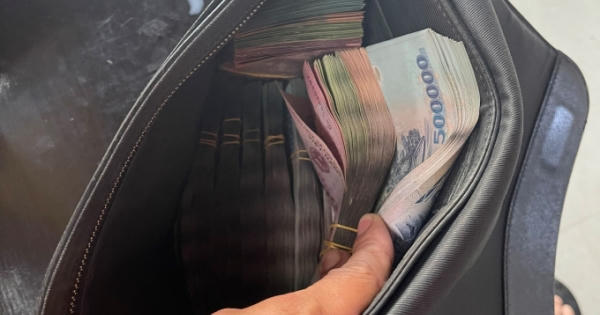 Phát hiện chiếc túi có gần 1 tỷ đồng tiền mặt, chủ quán ăn lên mạng xã hội tìm vị khách để quên