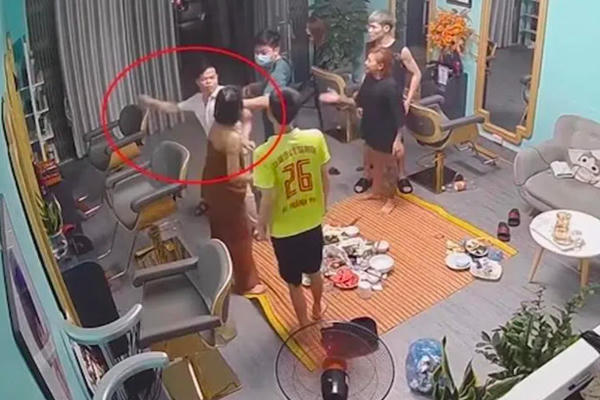 Cao Bằng: Đình chỉ Phó trưởng Công an phường lao vào tiệm tóc đánh phụ nữ