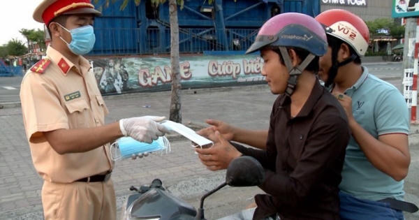 Công an thị xã Phú Mỹ phát khẩu trang miễn phí cho người dân