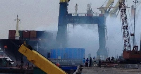 Hải Phòng: Hàng chục container chứa phốt pho bốc cháy