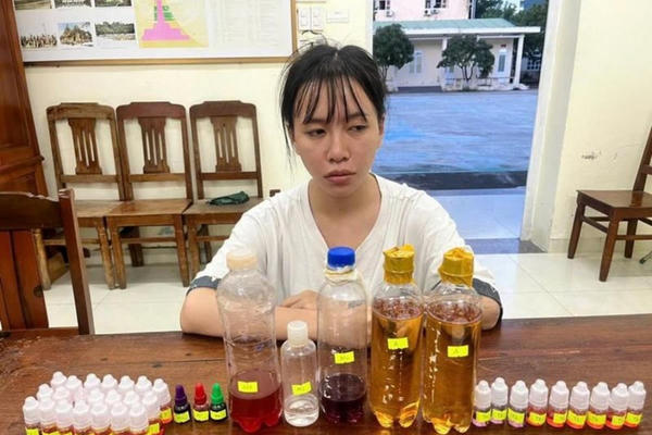 Khởi tố đối tượng mua tinh dầu ma túy tẩm thuốc lá trên mạng về sang chiết Khởi tố đối tượng mua tinh dầu ma túy tẩm thuốc lá trên mạng về sang chiết