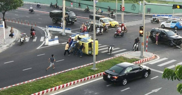 Đà Nẵng: Taxi lật nhào sau pha khi bị xe ô tô 7 chỗ ngồi đâm phải Đà Nẵng: Taxi lật nhào sau pha khi bị xe ô tô 7 chỗ ngồi đâm phải