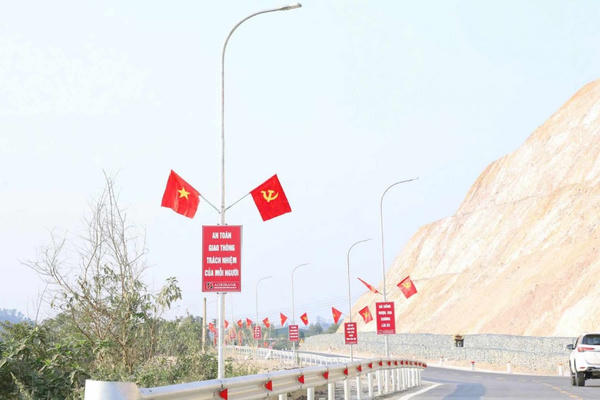 Nghệ An: Bàn giao công trình điện chiếu sáng chạy qua Núi Nguộc