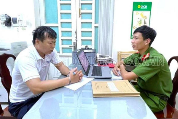 Bắt giữ người đàn ông nghi sát hại con gái rồi cầm dao cố thủ trong nhà