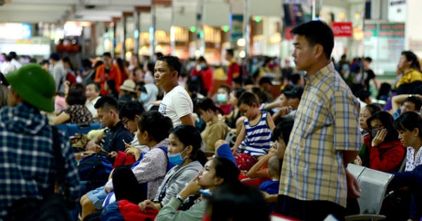 "Biển người" vạ vật ở bến xe tìm đường về quê nghỉ lễ