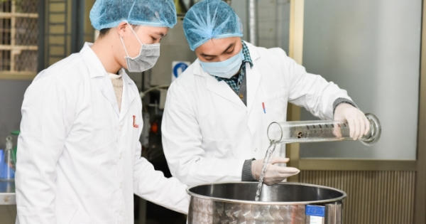 Hàng chục giảng viên trắng đêm pha nước sát khuẩn phát miễn phí cho sinh viên