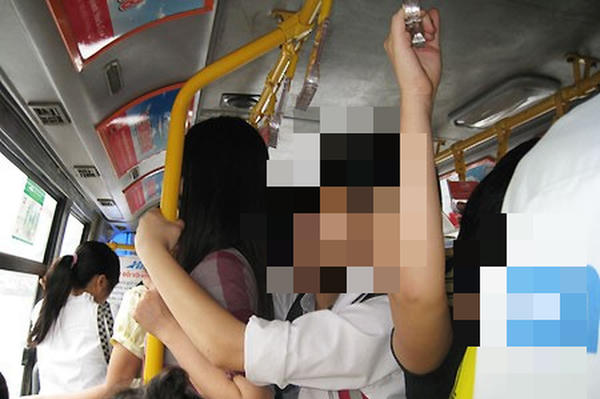 Hà Nội: Truy tìm đối tượng nam giới nhiều lần khiêu dâm, kích dục nữ hành khách trên xe buýt Hà Nội: Truy tìm đối tượng nam giới nhiều lần khiêu dâm, kích dục nữ hành khách trên xe buýt