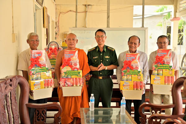 BĐBP Kiên Giang thăm và chúc Tết Chol Chnam Thmay các lực lượng bảo vệ biên giới Campuchia, chùa Khmer