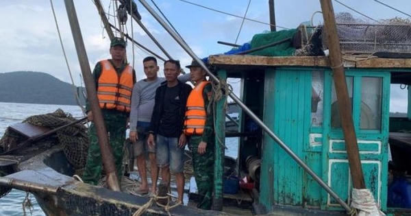 Đồn Biên phòng Trà Cổ cứu sống 2 ngư dân bị chìm tàu trên biển