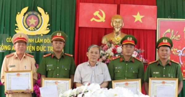 Thưởng nóng các lực lượng truy bắt nhanh đối tượng dùng súng cướp 3,5 tỷ đồng của ngân hàng Thưởng nóng các lực lượng truy bắt nhanh đối tượng dùng súng cướp 3,5 tỷ đồng của ngân hàng