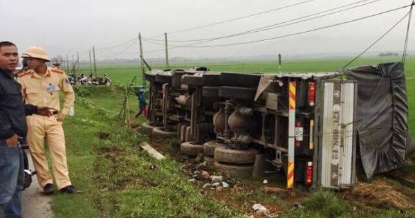 Hà Tĩnh: Lật xe tải, người dân giúp tài xế gom 20 tấn dưa