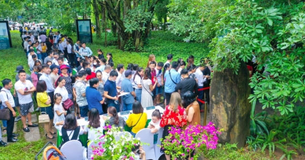 Khách xếp hàng cả cây số để xem nhà mẫu và mua nhà tại Ecopark