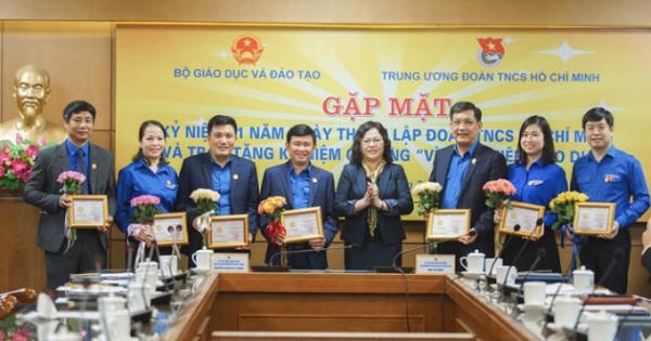 Trao tặng kỷ niệm chương “Vì sự nghiệp giáo dục” cho 10 cán bộ Đoàn