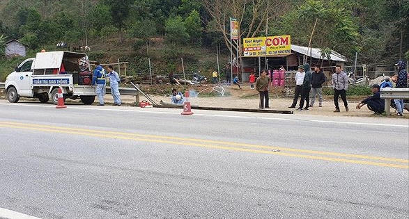 Phá rào lập lối đi, mở hàng quán trên cao tốc Nội Bài - Lào Cai