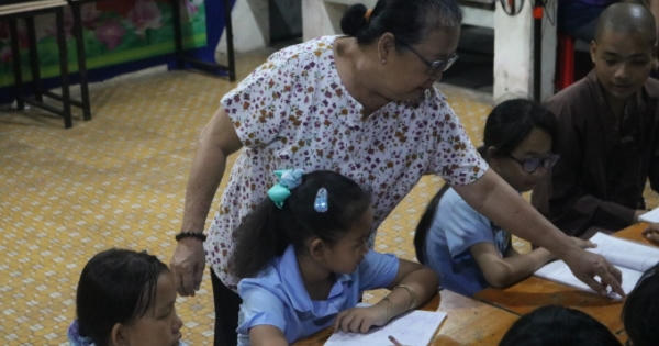 Lớp học đặc biệt của “ngoại Thủy”: Dạy chữ, dạy làm người