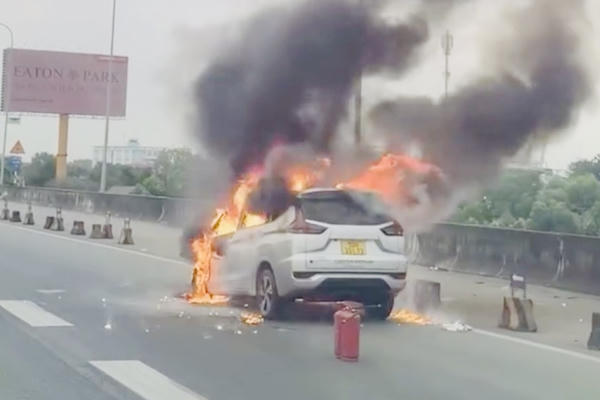 Đang lưu thông trên cao tốc, ô tô bất ngờ bốc cháy dữ dội