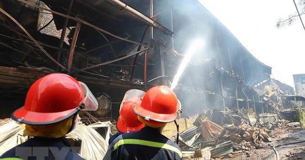 Hỗn loạn thông tin cảnh báo an toàn sau vụ cháy nhà máy Rạng Đông Hỗn loạn thông tin cảnh báo an toàn sau vụ cháy nhà máy Rạng Đông