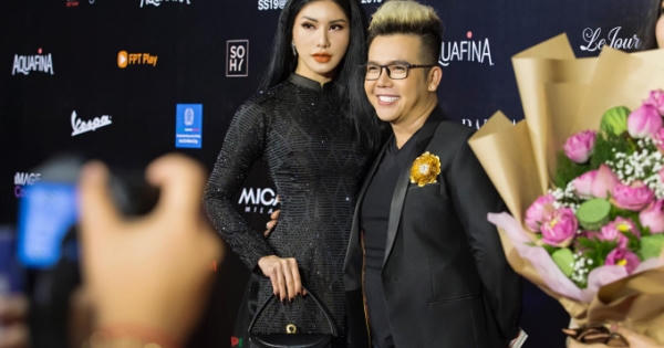 Loan Vương cùng dàn nghệ sĩ mặc áo dài đi xem show của NTK Minh Châu