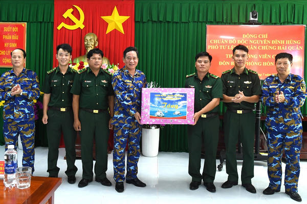 Chuẩn Đô đốc Nguyễn Đình Hùng kiểm tra công tác huấn luyện, sẵn sàng chiến đấu tại Vùng 5 Hải quân