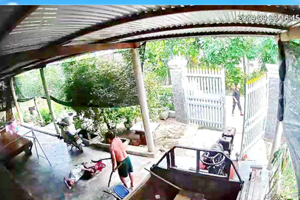 Chém hàng xóm ngay trước camera gia đình