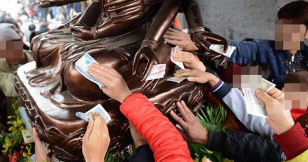 Đặt tiền vào tay thánh thần là hối lộ thô thiển Đặt tiền vào tay thánh thần là hối lộ thô thiển