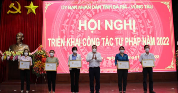 Trao tặng Kỷ niệm chương “Vì sự nghiệp Tư pháp” của Bộ trưởng Bộ Tư pháp cho 12 cá nhân