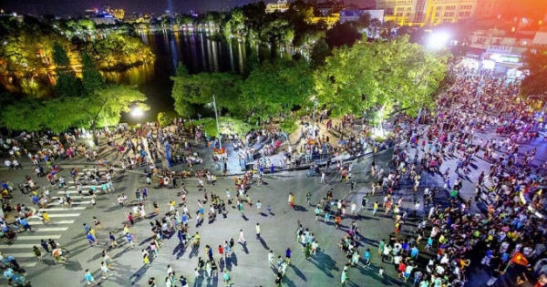 Hà Nội cho phép các tuyến phố đi bộ hoạt động trở lại