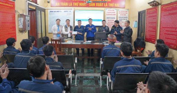 Công ty than Quang Hanh trao thưởng cho các cá nhân, tập thể hoàn thành vượt mức kế hoạch đề ra