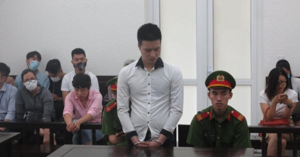 Dùng dao ép đối phương quan hệ tình dục đồng tính