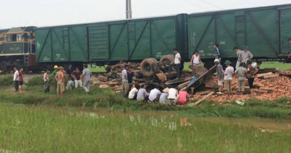 Hà Nội: Tàu hỏa đâm xe tải chở gạch, tài xế tử vong tại chỗ