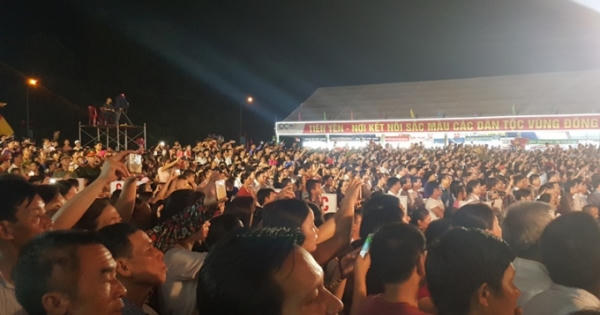 Biển người tấp nập tại lễ khai mạc “Tuần Văn hóa, Thể thao các dân tộc vùng Đông Bắc tỉnh Quảng Ninh”