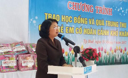 Huế: Phó Chủ tịch nước tặng quà trung thu đến với các trẻ em