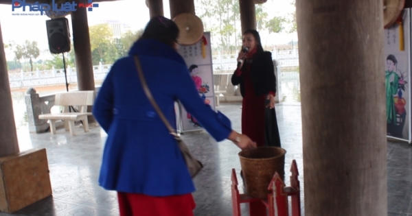 Không cần ngả nón liền anh, liền chị dùng "hòm" xin tiền du khách